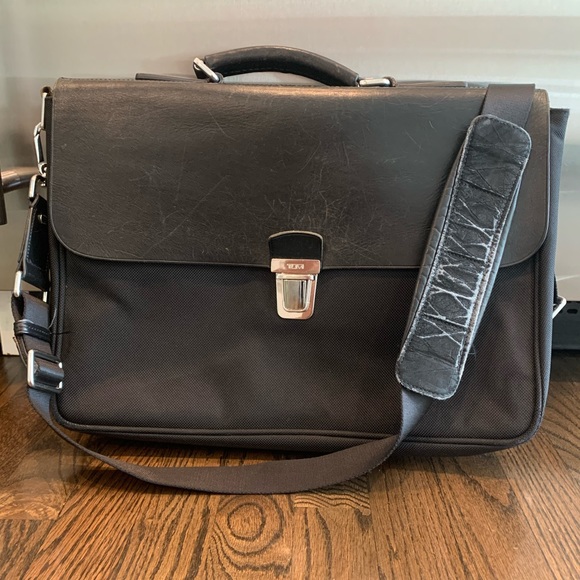 TUMI BLACK LEATHER FRONT FLAP BRIEFCASE
